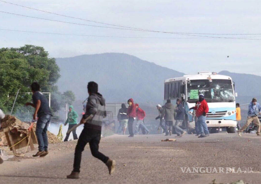 $!Incendian casas durante enfrentamiento en Oaxaca; hay dos muertos