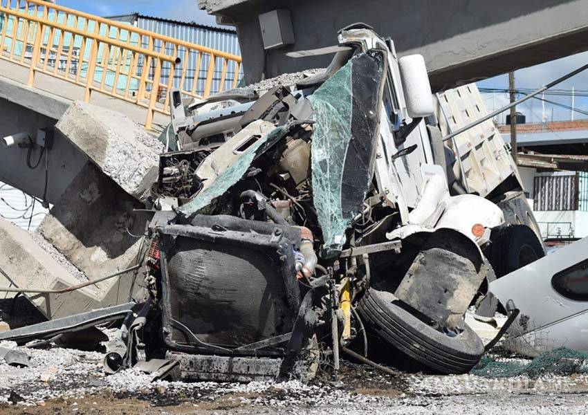 $!Tráiler derriba puente en Aguascalientes después de chocar con tres vehículos