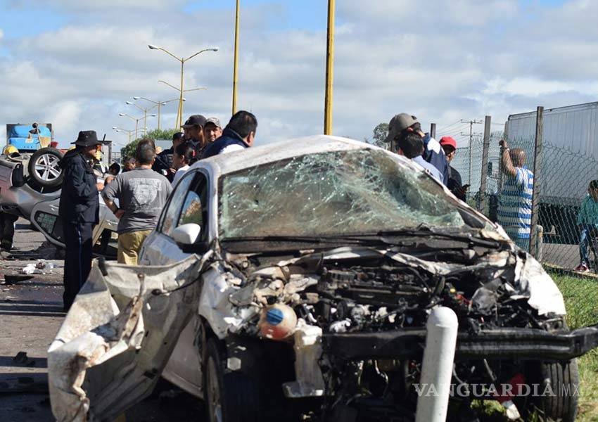 $!Tráiler derriba puente en Aguascalientes después de chocar con tres vehículos