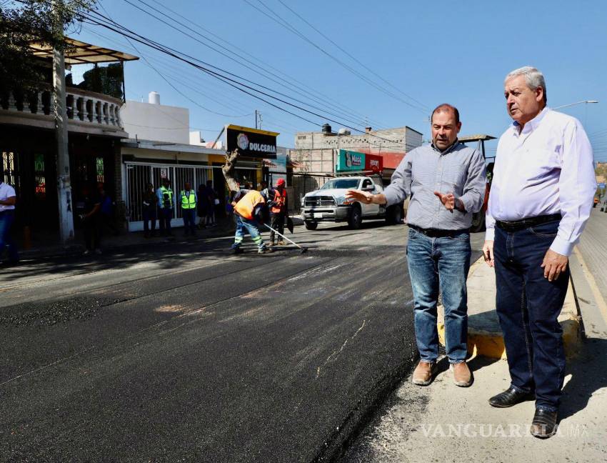 $!Virgilio Verduzco Echeverría explica al Alcalde los pormenores del proyecto.