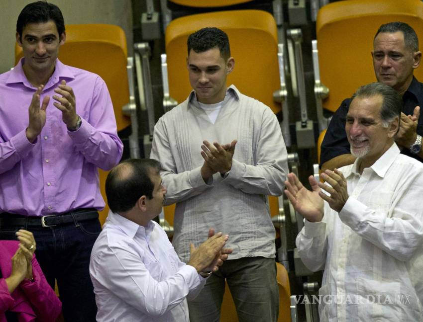 $!Elián González (c) es reconocido con aplausos durante una sesión legislativa en la Asamblea Nacional en La Habana, Cuba, el 20 de diciembre de 2014.