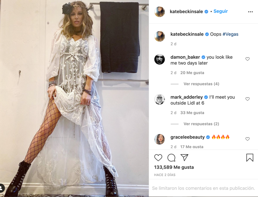 $!Su publicación más reciente en Instagram fue compartida el jueves y muestra a Beckinsale usando un vestido blanco estilo boho y botas negras, la imagen iba acompañada del mensaje: ”Vaya, #Vegas”.