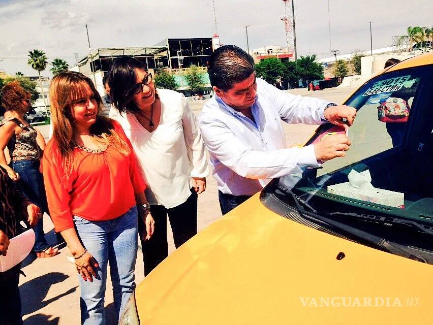 $!Entregan en Torreón unidades de taxi seguro para mujeres