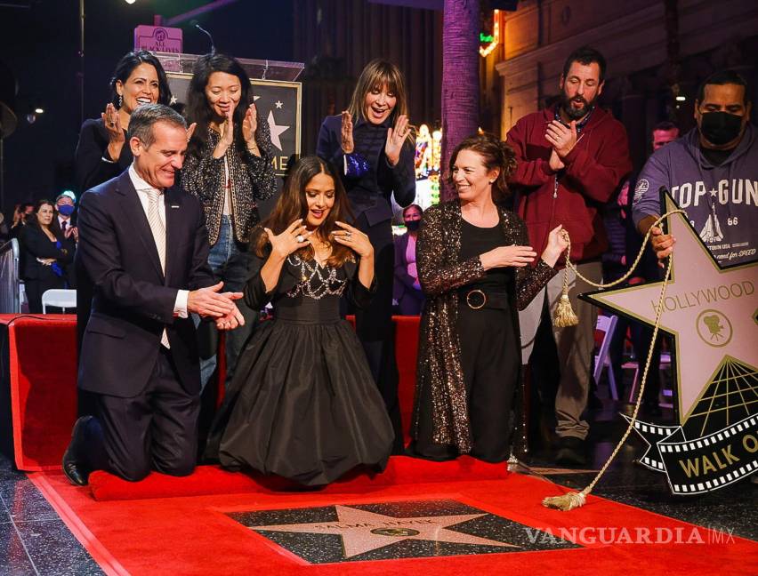 $!Eric Garcetti, Chloe Zhao, Adam Sandler y sus amigos ven cómo la actriz Salma Hayek (c) recibe su estrella en el Paseo de la Fama de Hollywood en Hollywood (EU). EFE/Phillip Kim