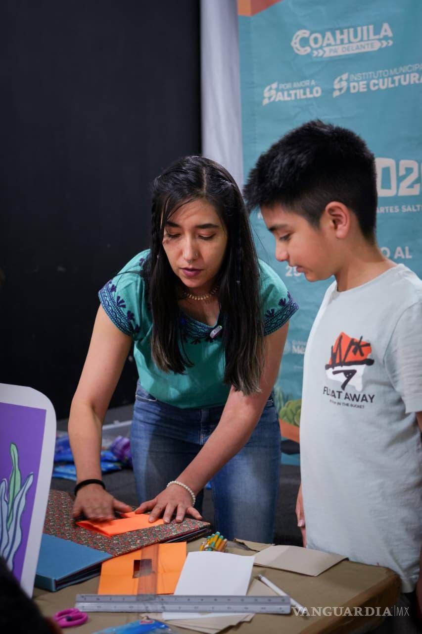$!Más que enseñar una técnica, la artista asegura que convivir con las infancias también transforma su manera de observar y crear.