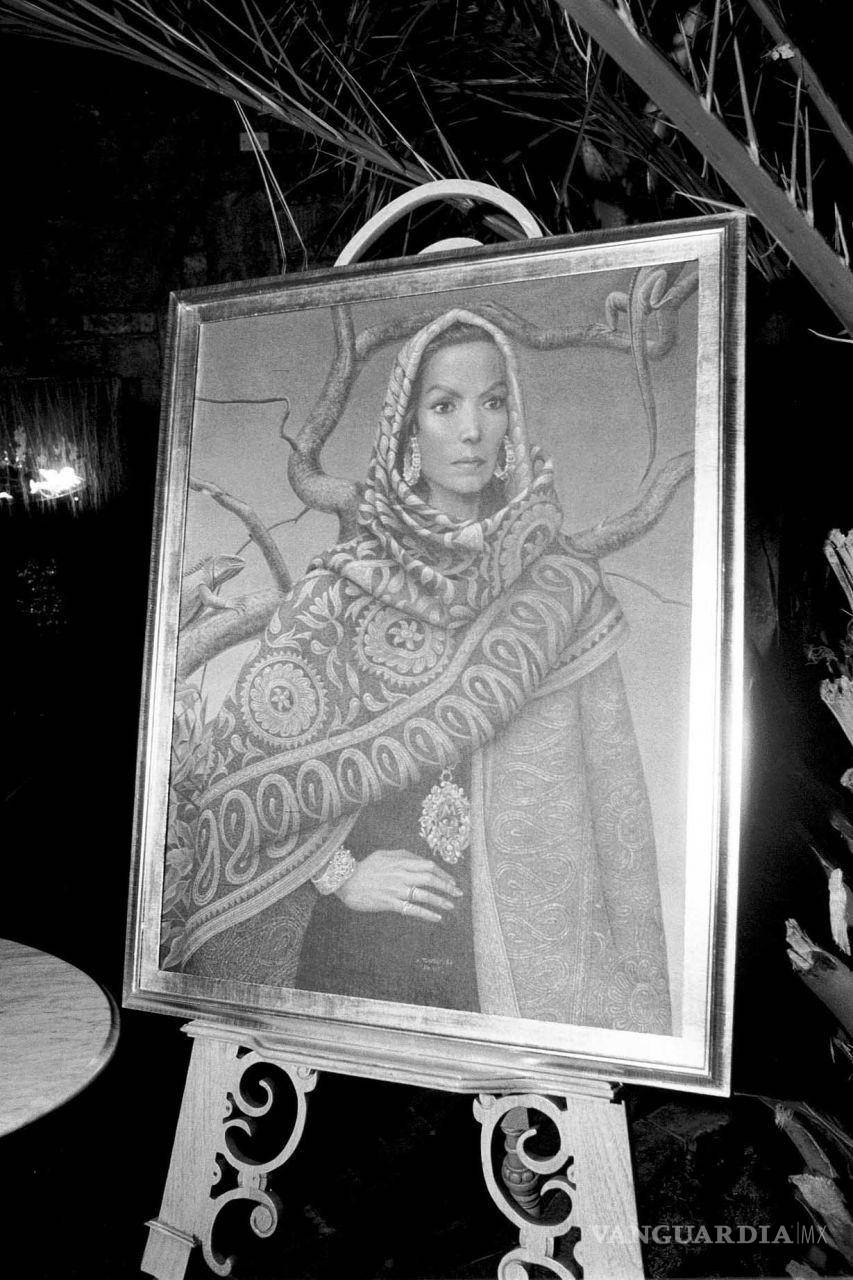 $!Inaguracion de una pintura de María Felix realizada por su esposo el 7 de abril de 2002.