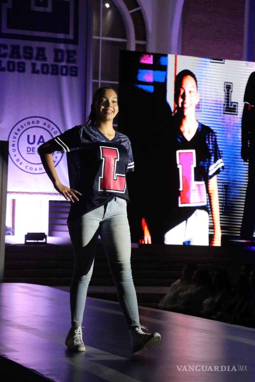 $!Estudiantes de la UAdeC modelan las nuevas prendas con la identidad de los lobos durante la inauguración de la tienda en línea.