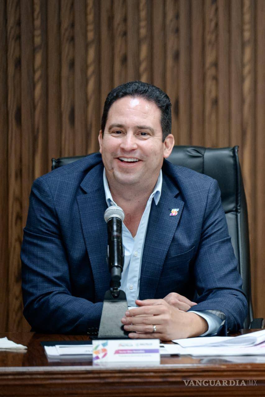 $!Javier Díaz González destacó en sesión la entrega de apoyos como aparatos auditivos, lentes y atención médica.