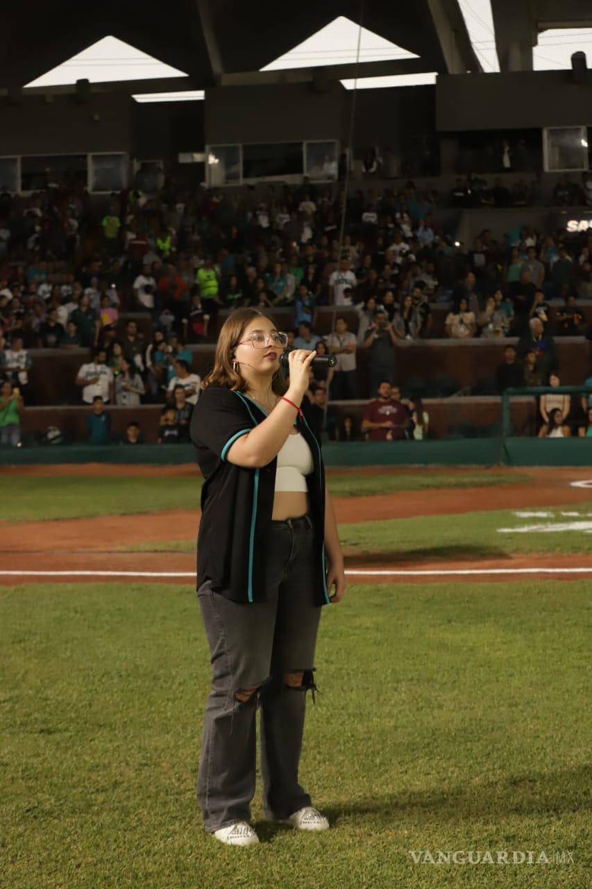 $!De un palomazo con Carín León, a interpretar el Himno Nacional en la inauguración de Saraperos