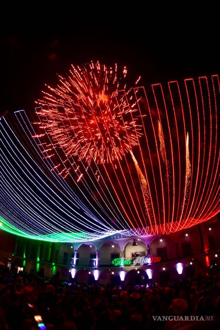 $!El espectáculo de pirotecnia iluminó el cielo de Frontera al concluir la ceremonia.
