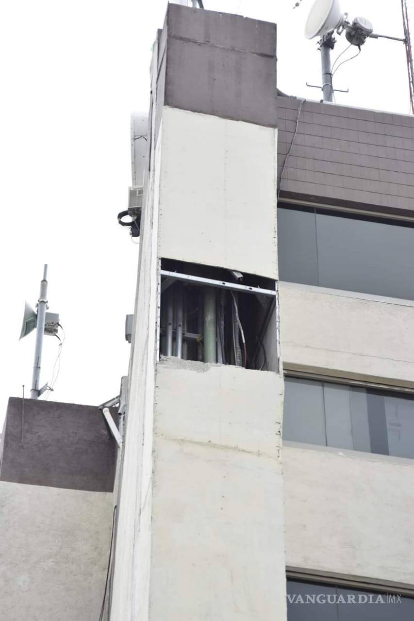 $!Fuertes vientos tumban parte de la fachada de un edificio en la zona Centro de Saltillo