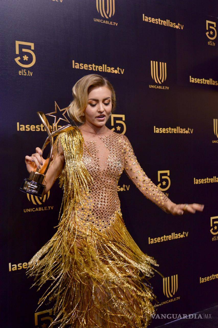 $!Angelique Boyer presume candente escote en los TVyNovelas... pero su vestido ¡estaba al revés! (Video)