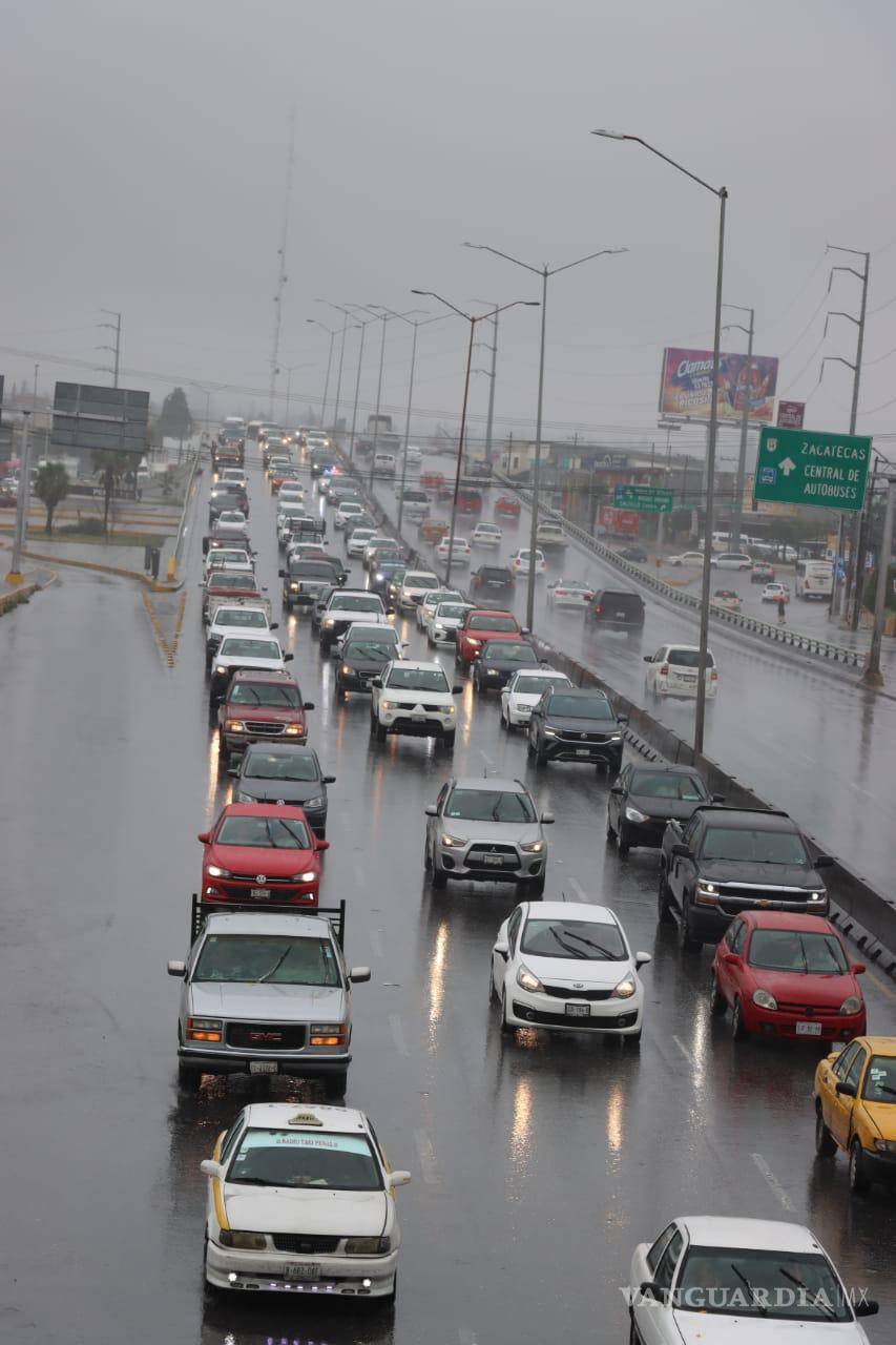 $!Personal de Semáforos y Señales atiende fallas en los semáforos provocadas por las lluvias, impactando la circulación en varias zonas de la ciudad.