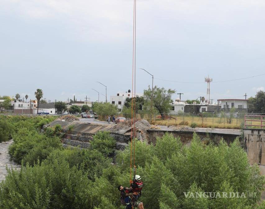 Lluvias causan encharcamientos, cierres viales y el rescate de dos personas, en Nuevo León