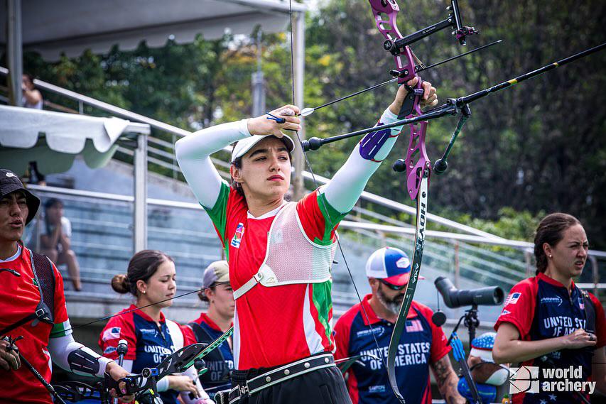 $!Ana Paula Vázquez ajustando su arco antes de una competencia crucial en los Juegos Olímpicos de París 2024.