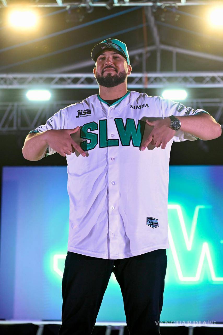 $!Jugadores del equipo modelaron los nuevos diseños ante aficionados, directivos y patrocinadores.