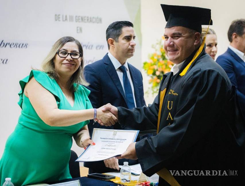 $!Actualmente, otros 20 elementos continúan cursando carreras universitarias en línea, demostrando el impulso del municipio hacia la capacitación continua del personal.