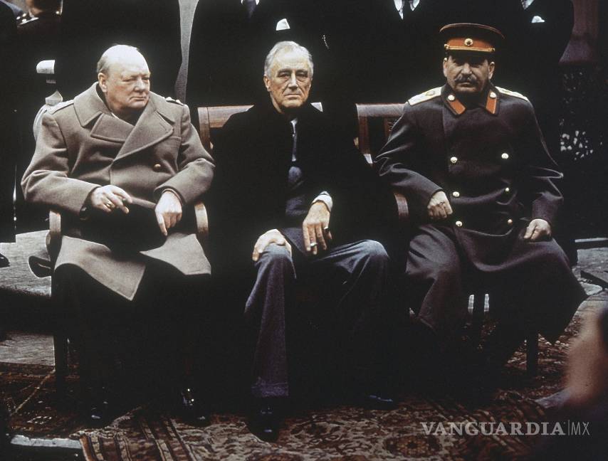 $!El primer ministro británico Winston Churchill, el presidente Franklin Roosevelt y el líder soviético Josef Stalin en el patio del Palacio de Livadia, en Yalta, Crimea.