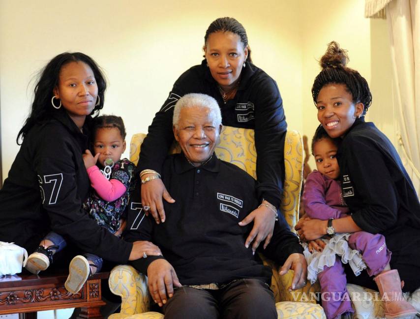 $!Foto del 17 de Julio de 2011 del expresidente de Sud·frica Nelson Mandela (c) en su su 93 cumpleaños acompañado por su familia en su casa de Qunu, Sudáfrica.