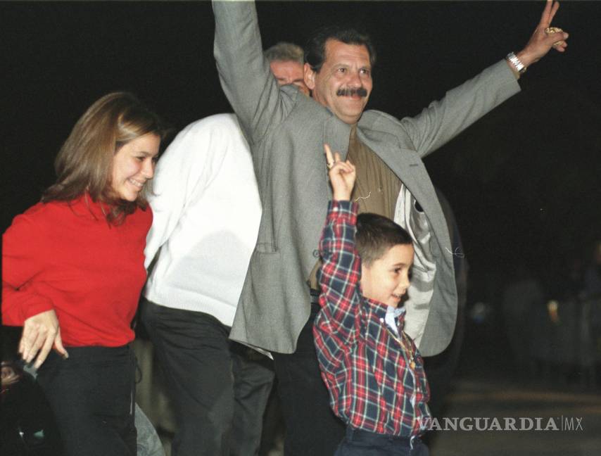 $!Elián González, abajo, su tío abuelo Lázaro González y su prima Marisleysis celebran con simpatizantes después de llegar a su casa en La Pequeña Habana.