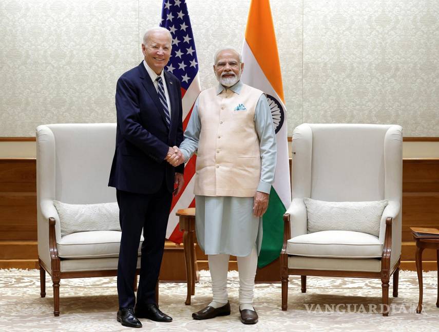 $!El primer ministro indio, Narendra Modi, estrechando la mano del presidente estadounidense Joe Biden (izq.) en Nueva Delhi, India.