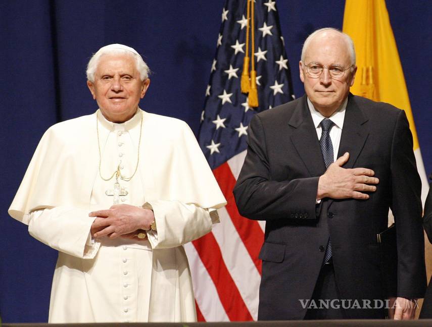 $!El Papa Benedicto XVI y el Vicepresidente Dick Cheney se ponen de pie para escuchar el himno nacional de EU en el Aeropuerto Internacional John F. Kennedy de Nueva York el domingo 20 de abril de 2008.