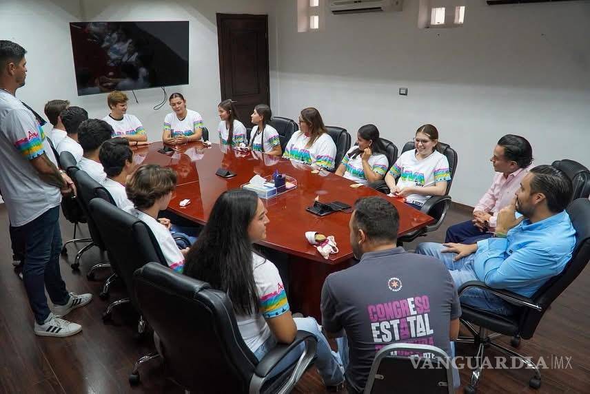 $!El alcalde Carlos Villarreal felicita a medallistas monclovenses por su esfuerzo y logros deportivos.