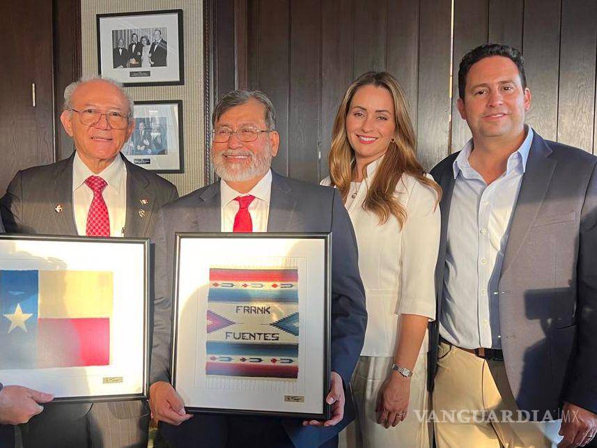 $!El Cónsul Humberto Hernández Haddad, Frank Fuentes, Javier Díaz González y su esposa, Luly López Naranjo, en la reunión para fortalecer la cooperación entre Saltillo y Austin.