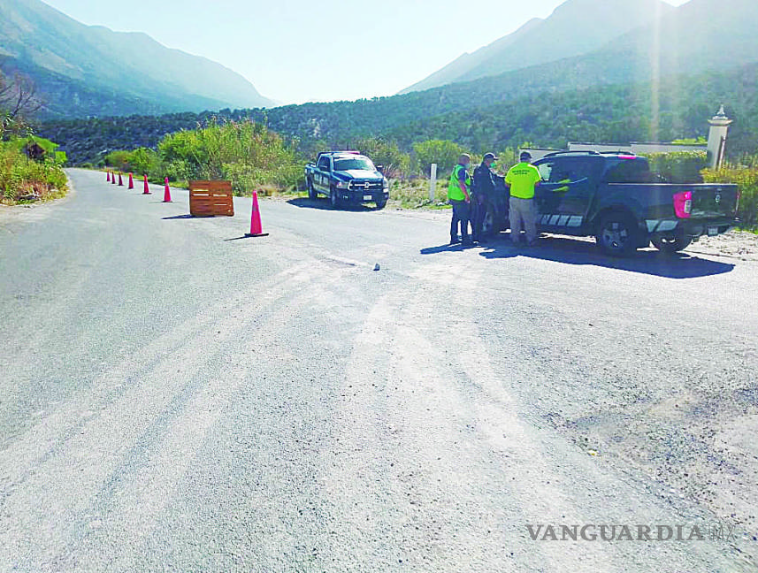 $!Prohibido el paso a la Sierra de Arteaga; colocan retenes para bloquear carreteras