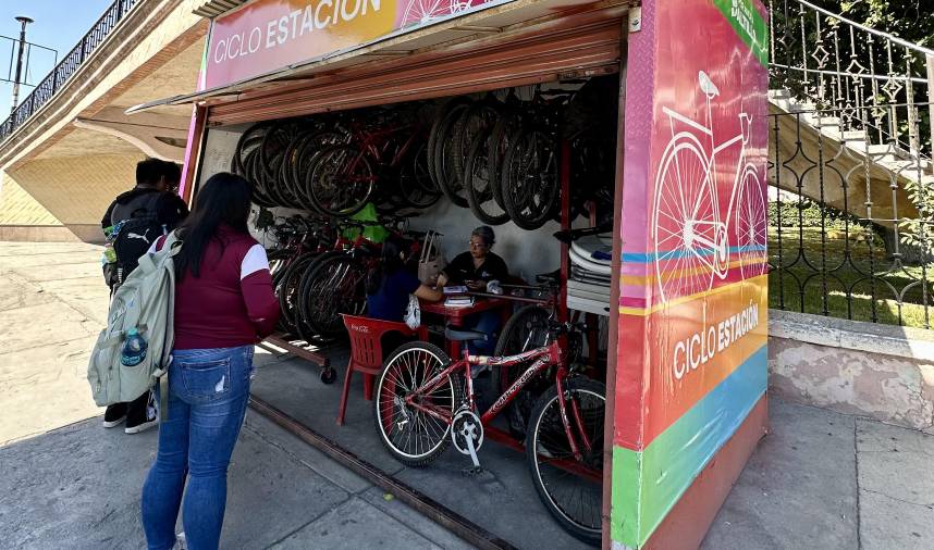 La cicloestación que se encuentra fuera del Tecnológico de Saltillo, es uno de los puntos donde los estudiantes pueden acudir, para tramitar su nueva tarjeta del transporte público | FOTO: ORLANDO LUGO