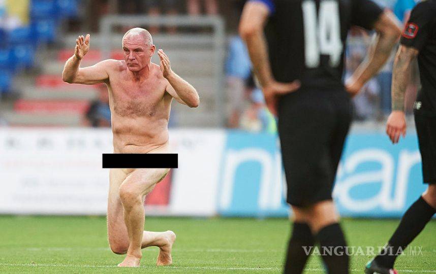 $!Ex jugador danés ingresa desnudo al campo en un partido de futbol