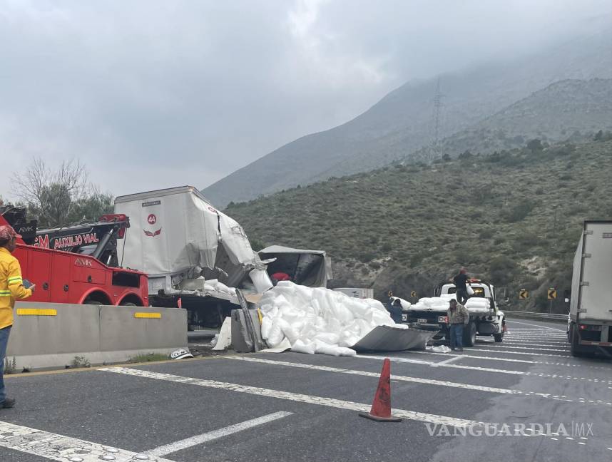Queda prensado trailero en carretera Parras-Paila