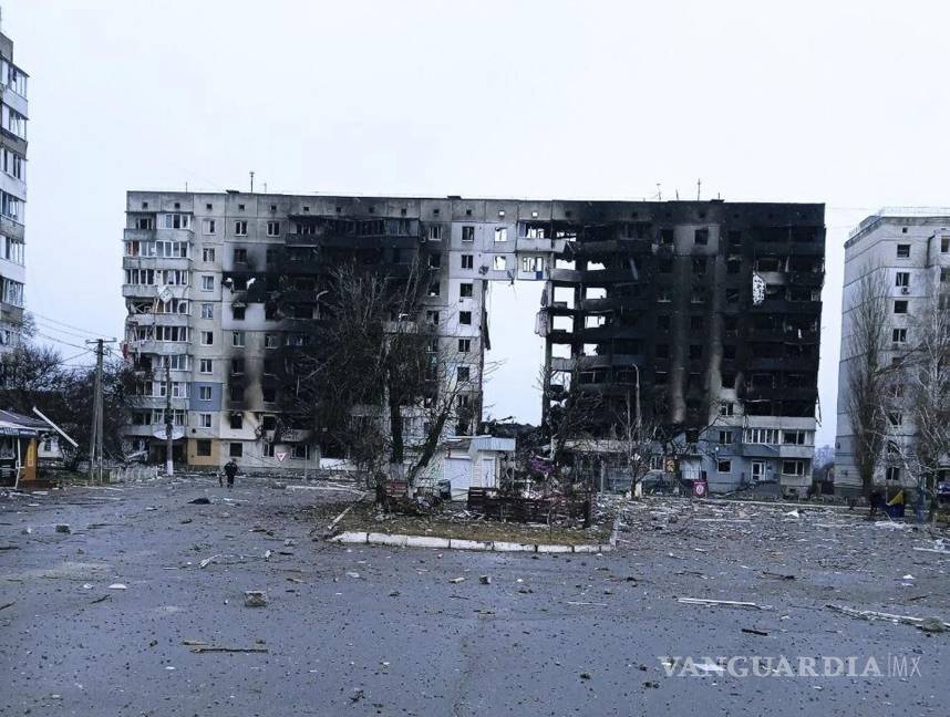 $!Una vista de los daños graves causados en la zona residencial de Borodyanka, a las afueras de Kiev tras un ataque ruso. AP/Twitter/StahivUA