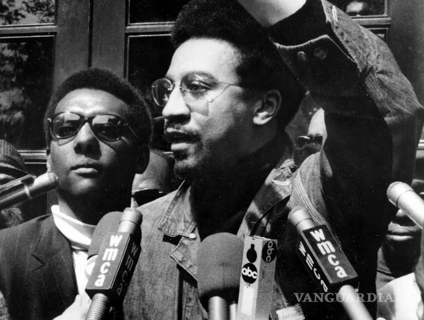 $!El militante del poder negro H. Rap Brown y Stokely Carmichael (d) en una protesta en la Universidad de Columbia en la ciudad de Nueva York el 26 de abril de 1968.