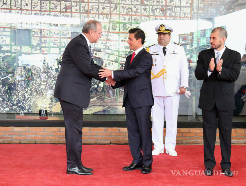 $!Peña Nieto es declarado Hijo Ilustre de Asunción en su primer acto en Paraguay