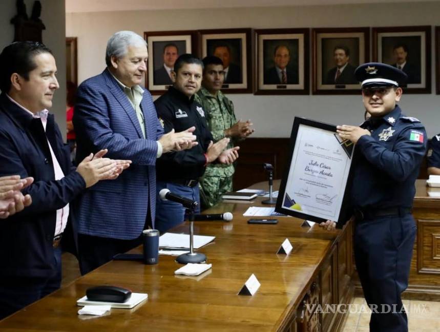 $!Elementos de la Policía Preventiva de Saltillo son reconocidos por su valentía y dedicación en actos heroicos.