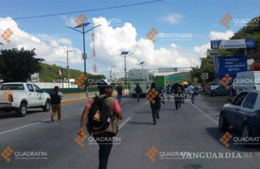 Normalistas de Ayotzinapa queman tráiler en Tixtla, se enfrentan con antimotines