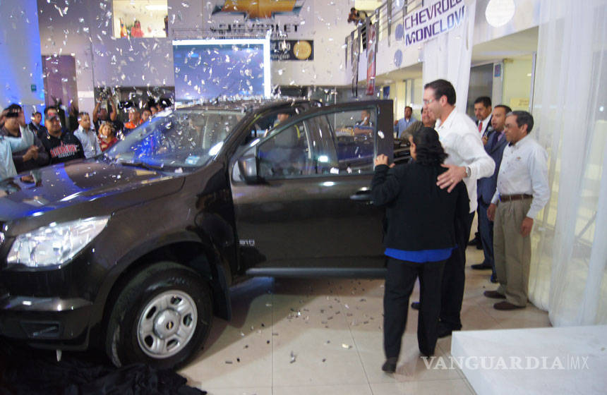 $!Agencia automotriz entrega nueva camioneta a Zaira, la mujer de la 'pick up dibujada'