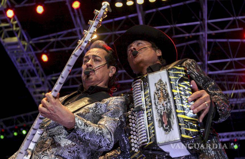 Más de 25 mil personas cantaron con 'Los Tigres del Norte' en el Carnaval de Veracruz