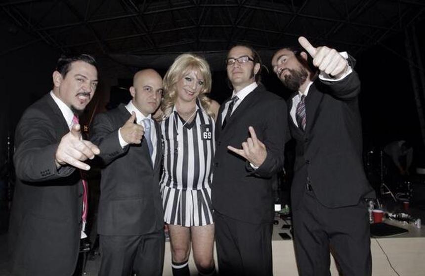 Cristian Castro aparece como mujer en video de Genitallica