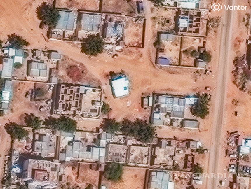 $!Esta imagen satelital que muestra lo que los expertos sospechan que es una fosa común que se está excavando cerca de una mezquita en El Fasher, Sudán.