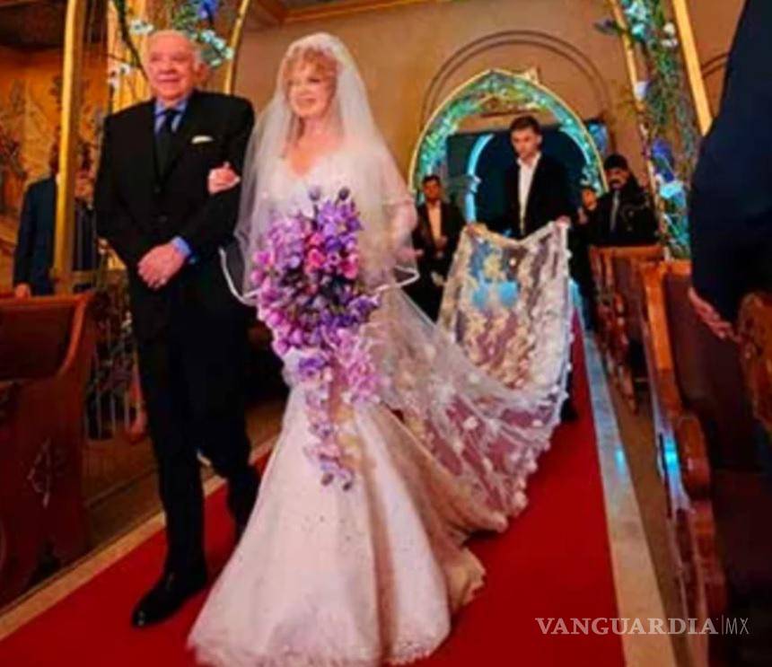 $!El productor Emilio Larrosa entregó a Joana Benedek en el altar. (FOTO: INTERNET)