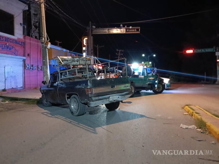 $!La nomenclatura vial fue arrancada por la camioneta al subirse al camellón.