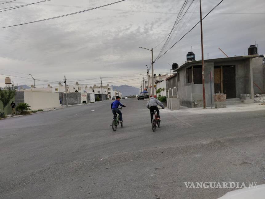 $!Los vecinos esperan que las promesas de campaña para la construcción de un puente a la entrada se conviertan en realidad.