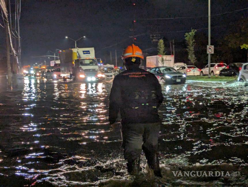 Lluvias dejan un saldo de 10 vehículos varados, en Nuevo León