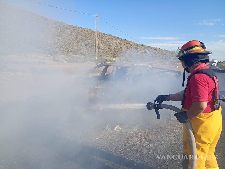 Pesadilla en la carretera: Sobreviven a incendio sobre la Saltillo-Monclova