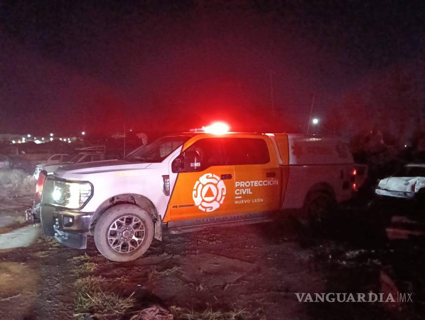 Incendio arrasa con 40 vehículos de un corralón, en Nuevo León