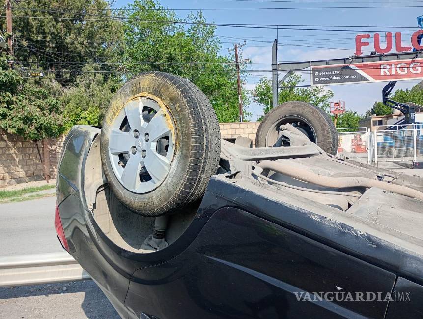 Joven sufre volcadura frente a Stellantis, en Derramadero; se dirigía a su trabajo