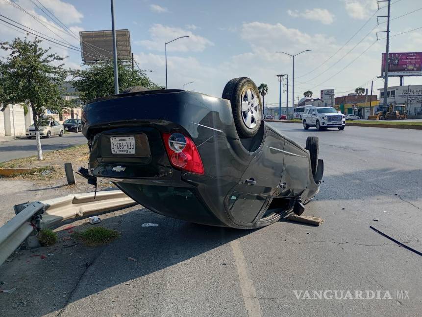 Joven sufre volcadura frente a Stellantis, en Derramadero; se dirigía a su trabajo