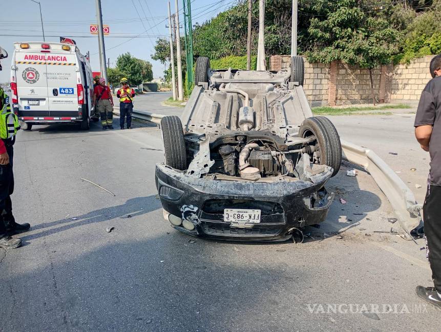 Joven sufre volcadura frente a Stellantis, en Derramadero; se dirigía a su trabajo